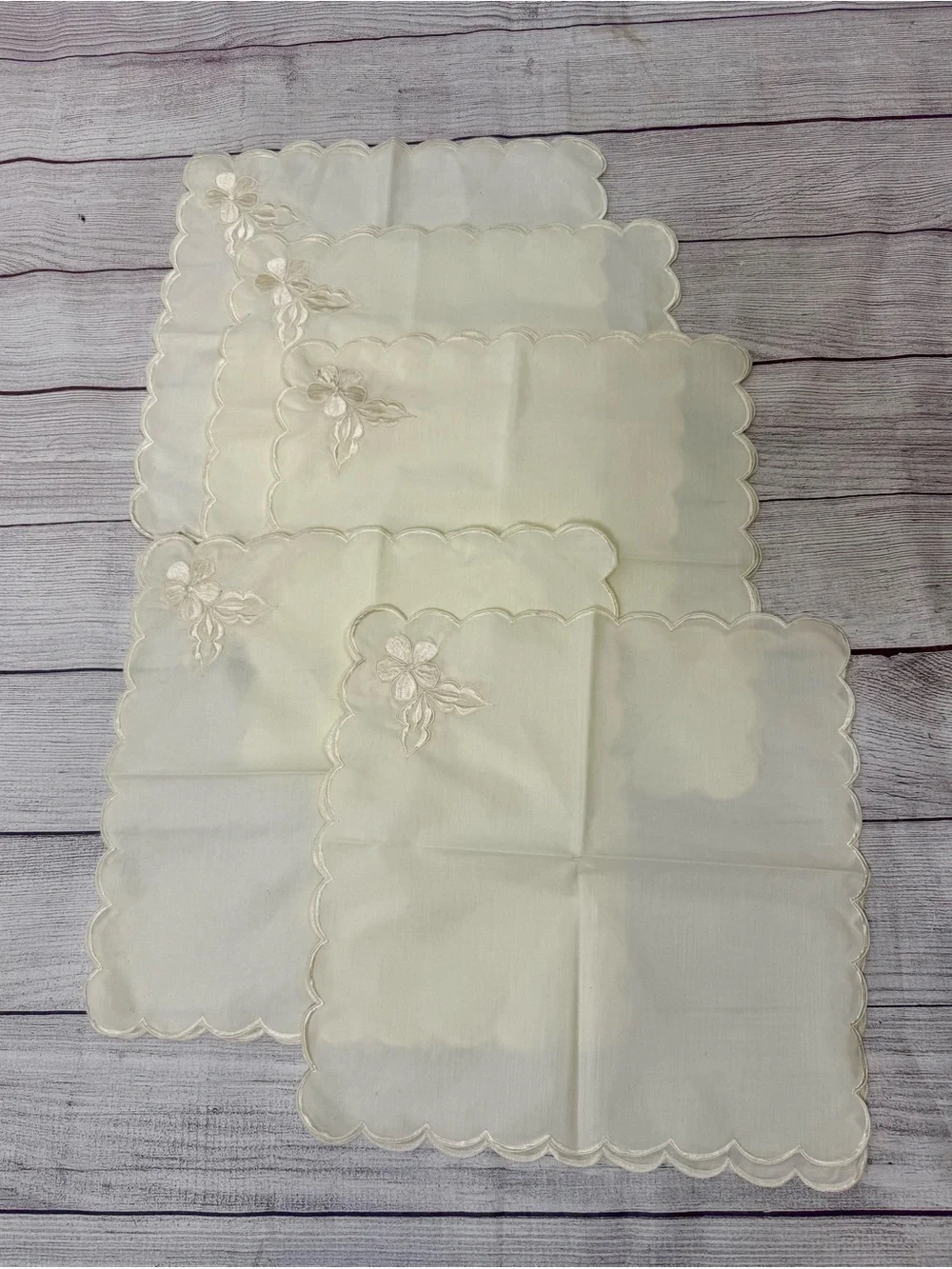 Set of 6 Vintage Ivory Embroidered Floral Linen Napkins 14x14 Scalloped Edge